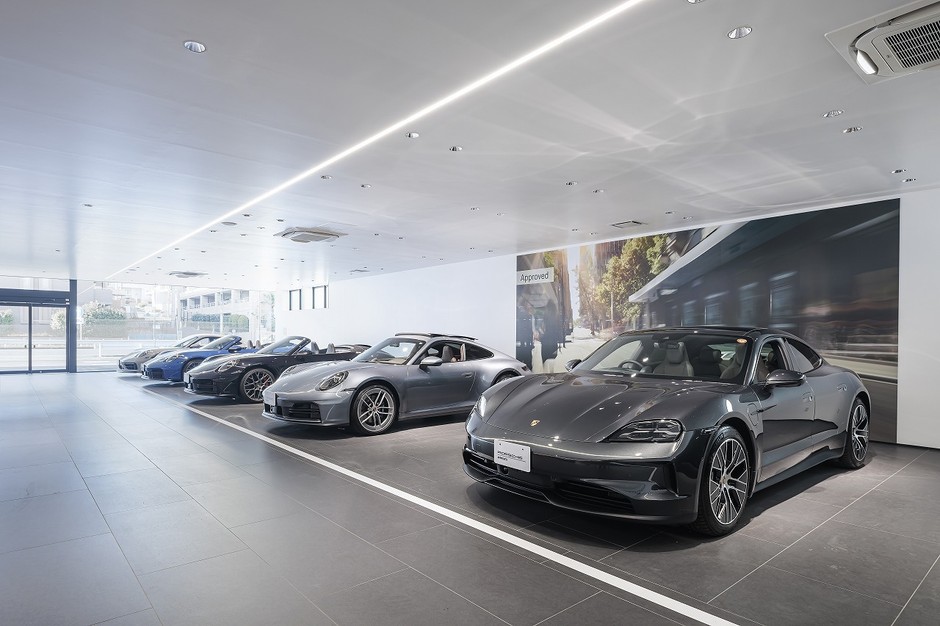 認定中古車展示場内_03