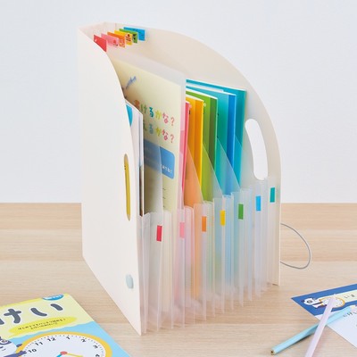 お子様のドリルやプリント、ノートなど学習道具もまとめて収納できます。