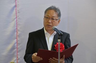 あいさつする野口学長