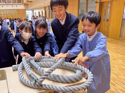 「ロープ」に触れる児童たち