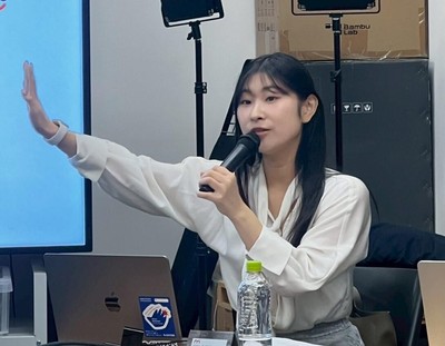 講演する株式会社SISTERS 代表取締役の鈴木彩衣音さん