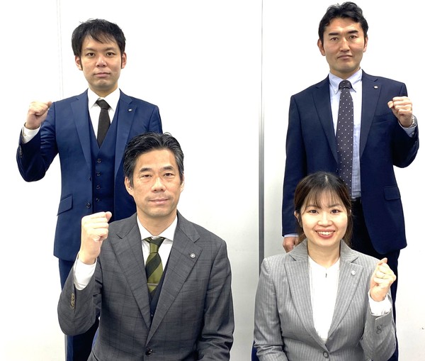 大学受験科事業部長 岡田先生(前列左)