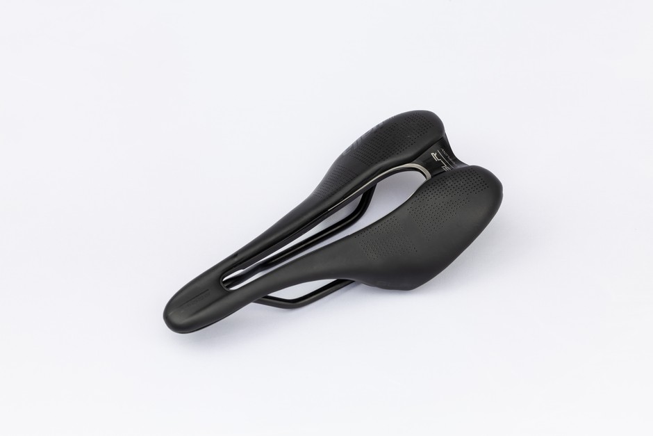 完成車サドル無しの選択も可能。標準で SELLE ITALIA SLR BOOST TM スーパーフロー サドル が付属。 お手持ちのサドルを使用し完成車サドルが不要な場合、サドル無しオプション（-10,000円（消費税込）割引） を選択可能です。Photo: KeiTsuji