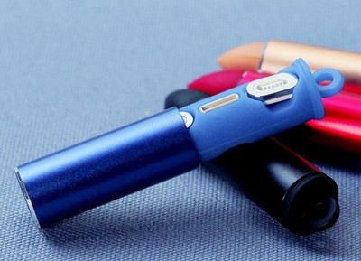 付属のマグネットコネクタを収納できるシリコン&アルミ型のケース