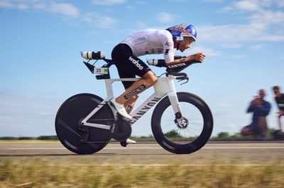 180kmに及ぶバイクパートを3:54:58(平均時速46.0km/h)で疾走したサム・レイドローと新型キャニオン・スピードマックスCFR Photo: Tino Pohlmann