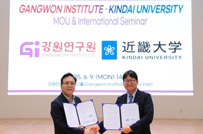 覚書締結時の記念撮影の様子　江原研究院院長　玄鎭權（Hyun Jin Kwon）（左）、近畿大学建築学部長　野田博（右）
