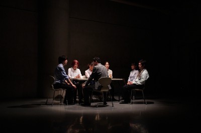 会議を中心にストーリーが展開する