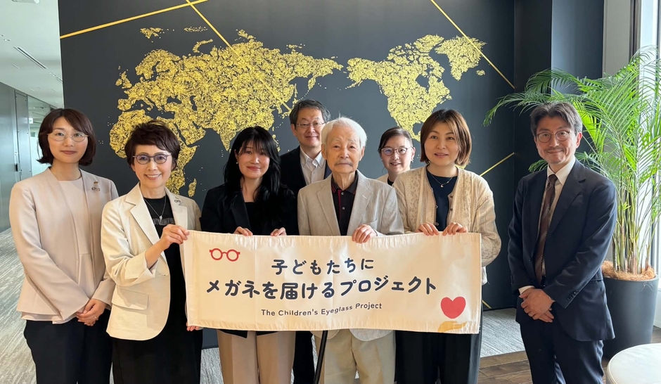 （写真左前より）株式会社メガネの相沢 榊原枝里子様、株式会社メガネの相沢 代表取締役社長 相澤久美子様、NPO法人STORIA代表理事 佐々木綾子様、守屋洋様、　特定非営利活動法人ウィメンズアイ理事　栗林美知子様、株式会社パリミキホールディングス　代表取締役会長 多根幹雄、  (後ろ) 合同会社TAO守屋淳様、合同会社TAO守屋まゆみ様