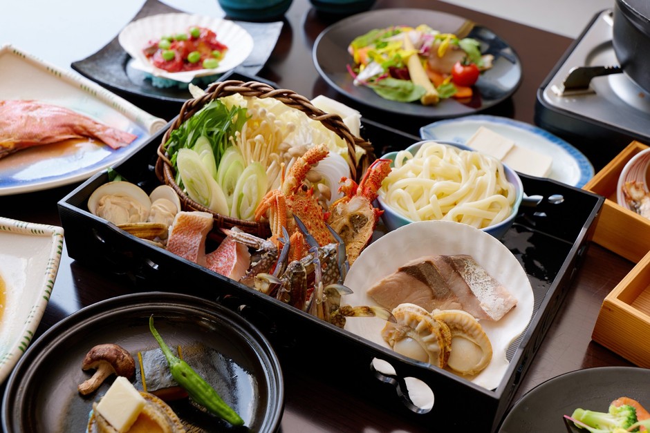 季節の旬を味わう会席料理、朝食は和朝食